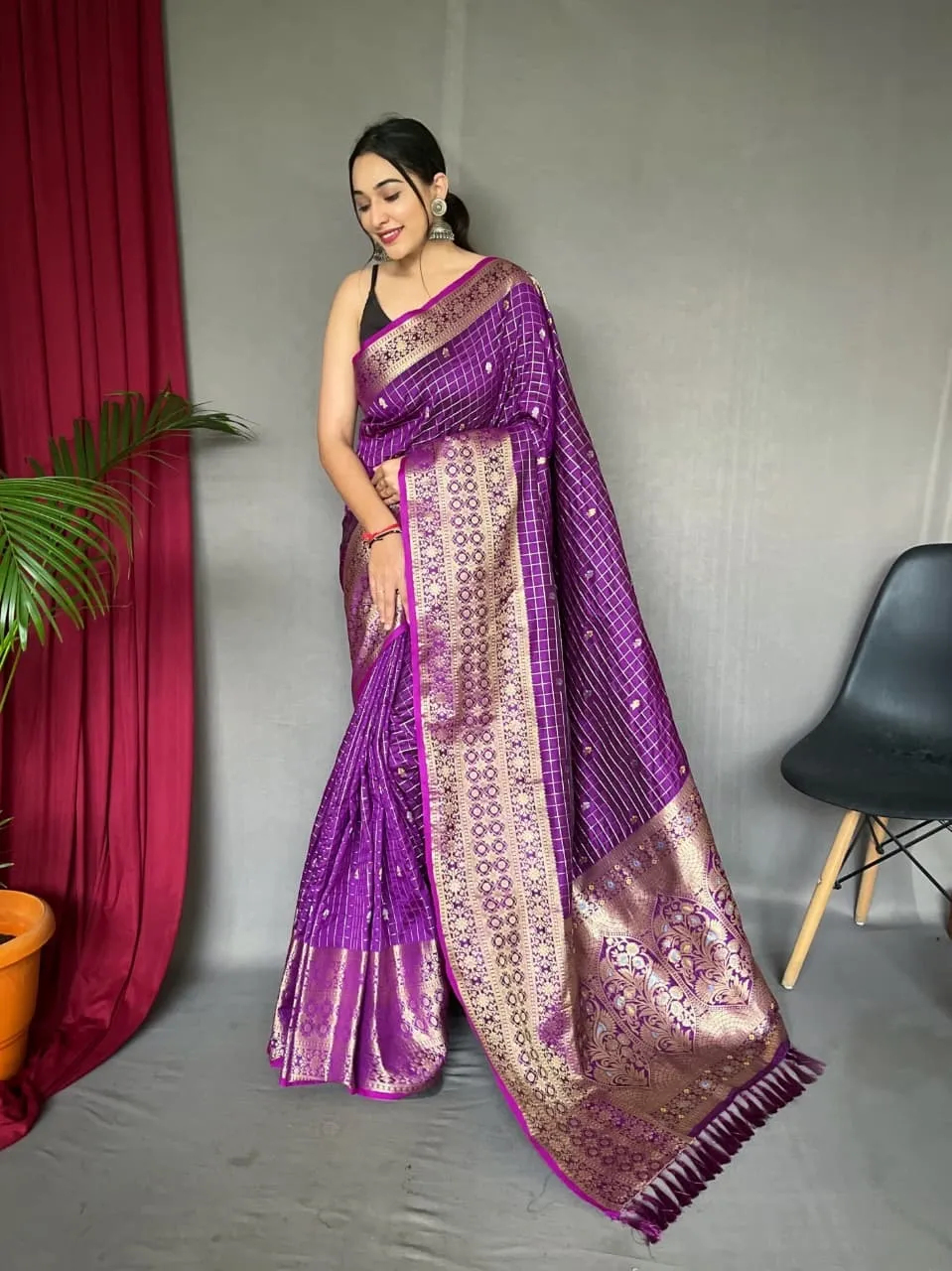 Checks Antique Weaving Handloom with Heavy Gold Big Jacquard Border and Meena Motifs Saree